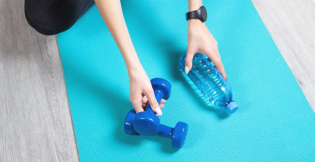 Bras chauvesouris après 50 ans l'accessoire à avoir — free download