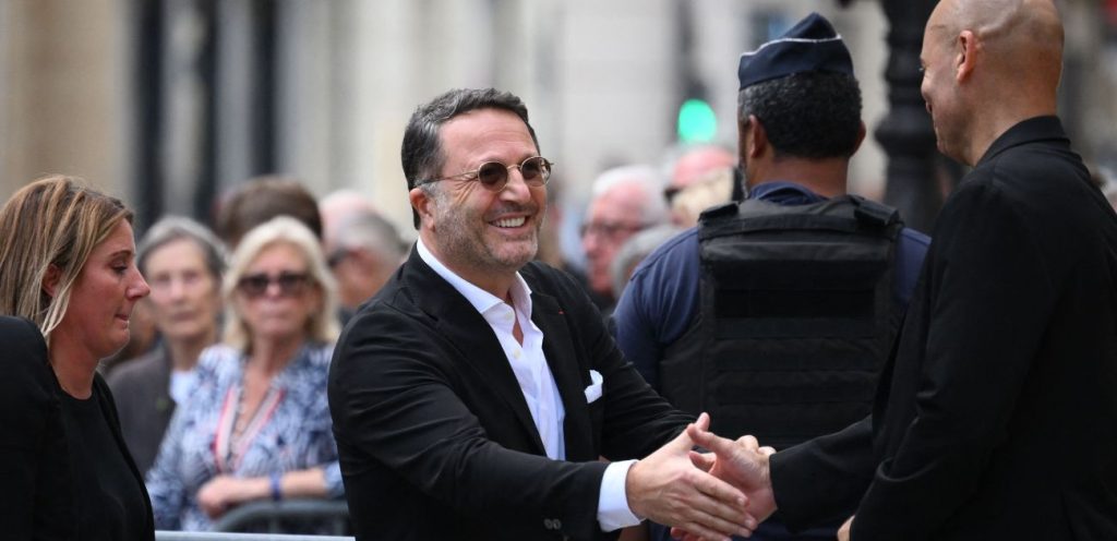 Obsèques de Thierry Ardisson : Arthur chute en arrivant à l'église